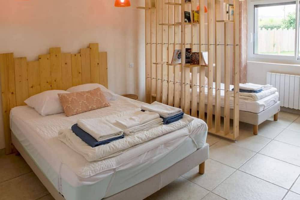 Maison familiale avec piscine chauffée, salle de jeux et grand jardin - 5 chambres, 15 couchages in Changé, Sarthe