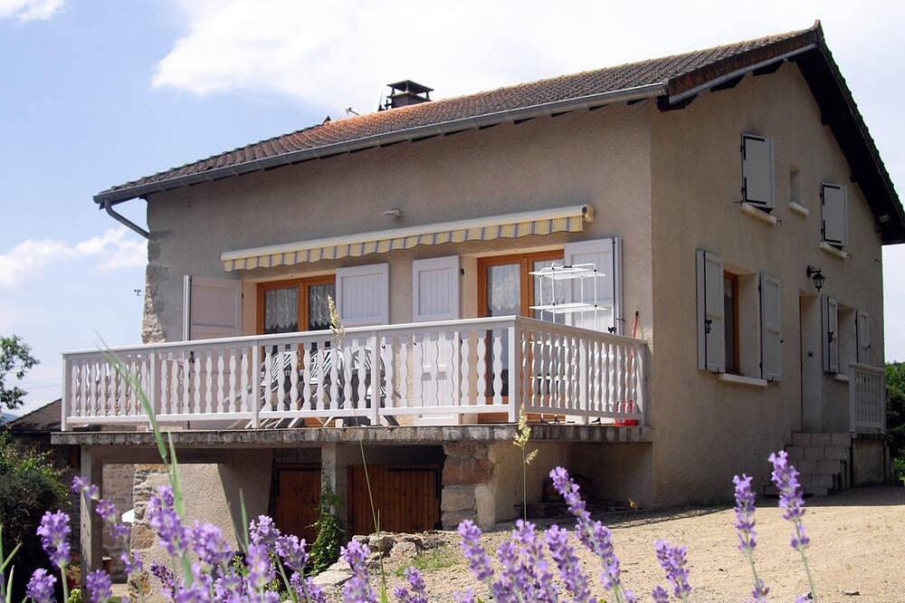 Gîte traditionnel avec terrasse et animaux acceptés in La Tuilière, Région de Roanne