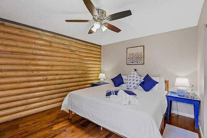 Casa vacacional para 14 personas, con jardín además de balcón y jacuzzi en Arizona