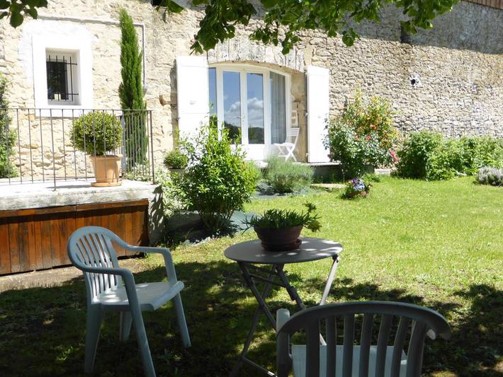 Gîte pour 2 personnes, avec Terrasse ainsi que Jardin et Piscine