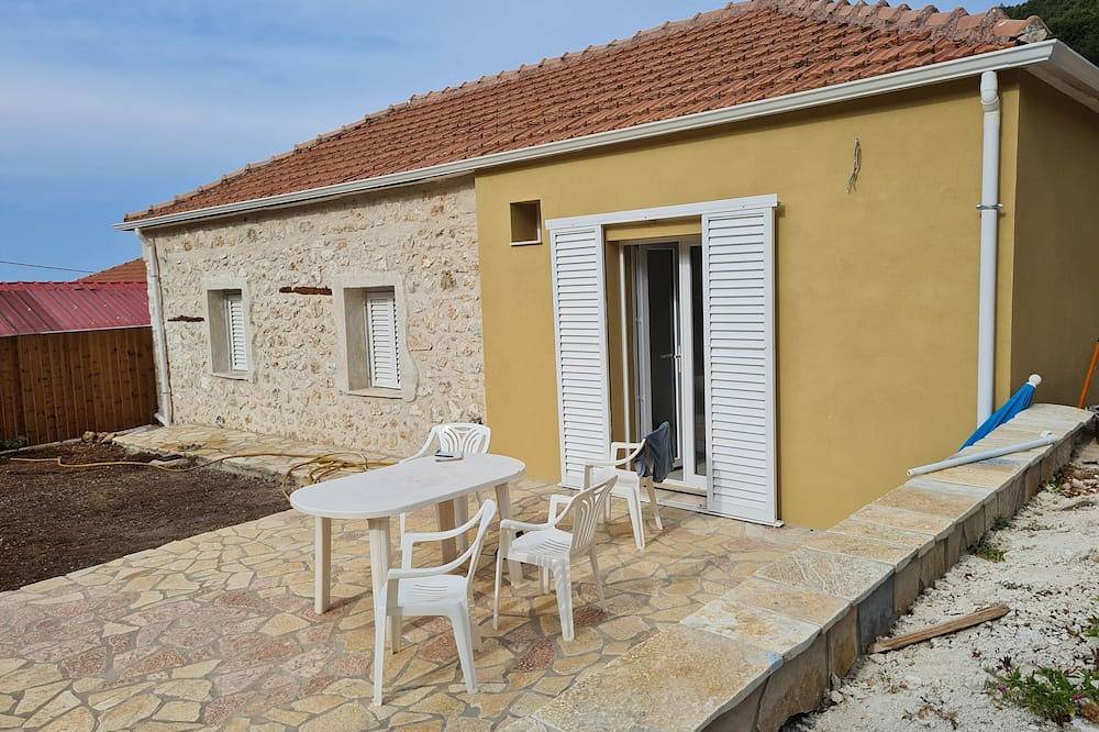 Single-storey house in typical Greek village in Preveza perifereiakí enótita