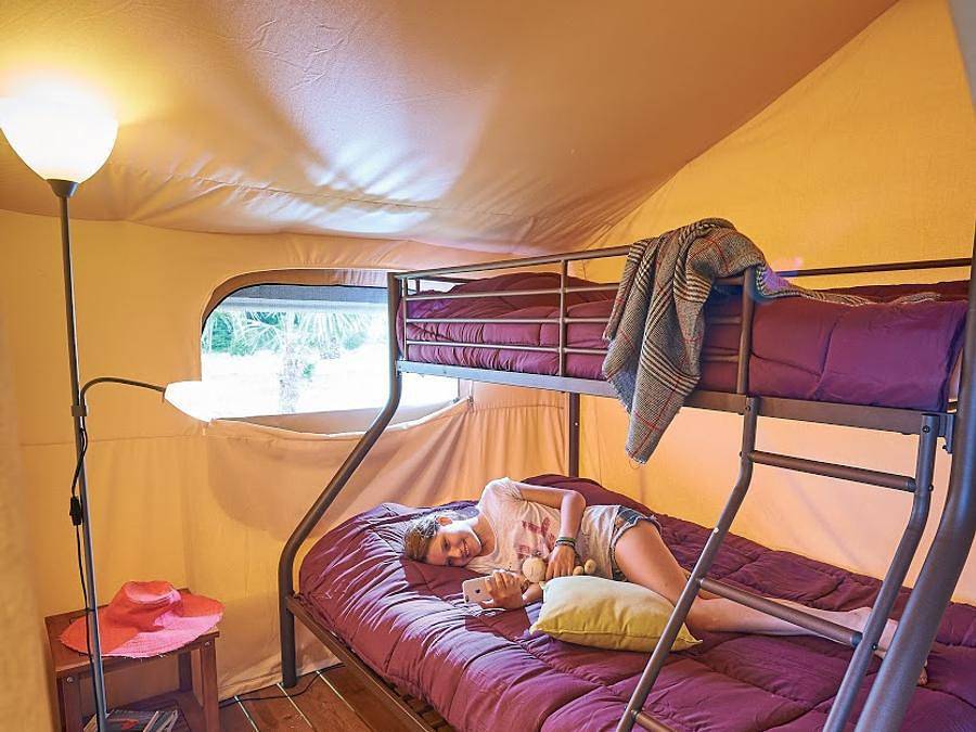 Camping Mirabel de l'Ermitage - Safarizelt 5 personen - Lodge Leinwand Kenia Vintage - 34.5 m² - 2 Zimmer in Donville-les-Bains, Côte de la Déroute