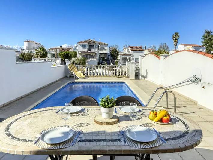 Ferienhaus für 4 Personen, mit Terrasse und Pool in Empuriabrava