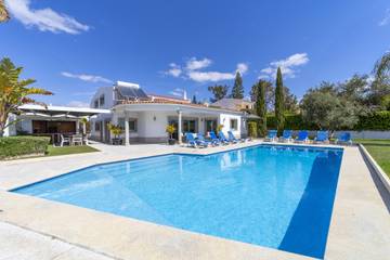 Location de vacances pour 12 personnes, avec jardin et terrasse dans Olhos de Água