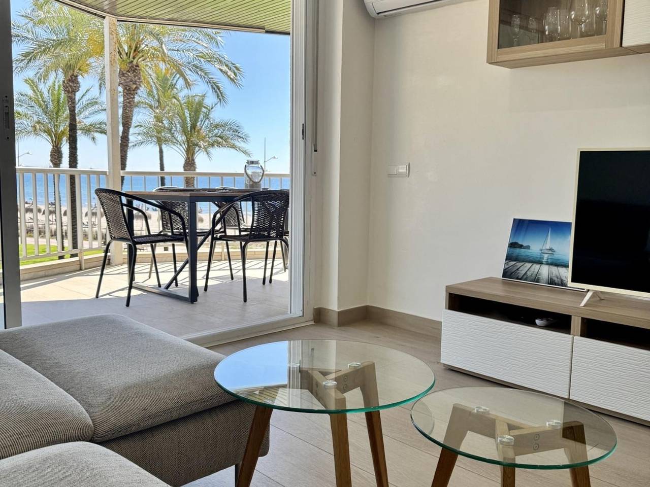 Appartement entier, Appartement spacieux à La Pineda, 3 chambres, climatisé, front de mer in La Pineda, Platja de la Pineda
