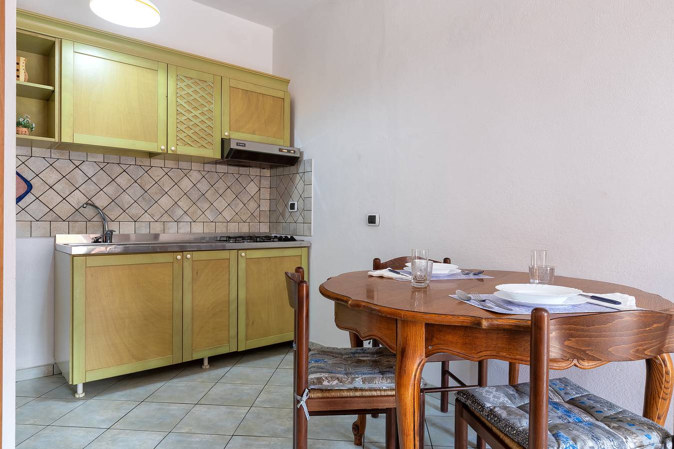 Entire apartment, Apartment 'Leoni' with Private Terrace, Private Garden and Air Conditioning in Trinità d'Agultu e Vignola region, Olbia-Tempio