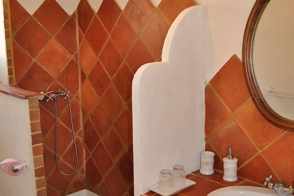 Appartement entier, Gîtes 6 pers. dans maison de carractère du Xviiième, piscine et jardin, rivière in Chamborigaud, Parc national des Cévennes