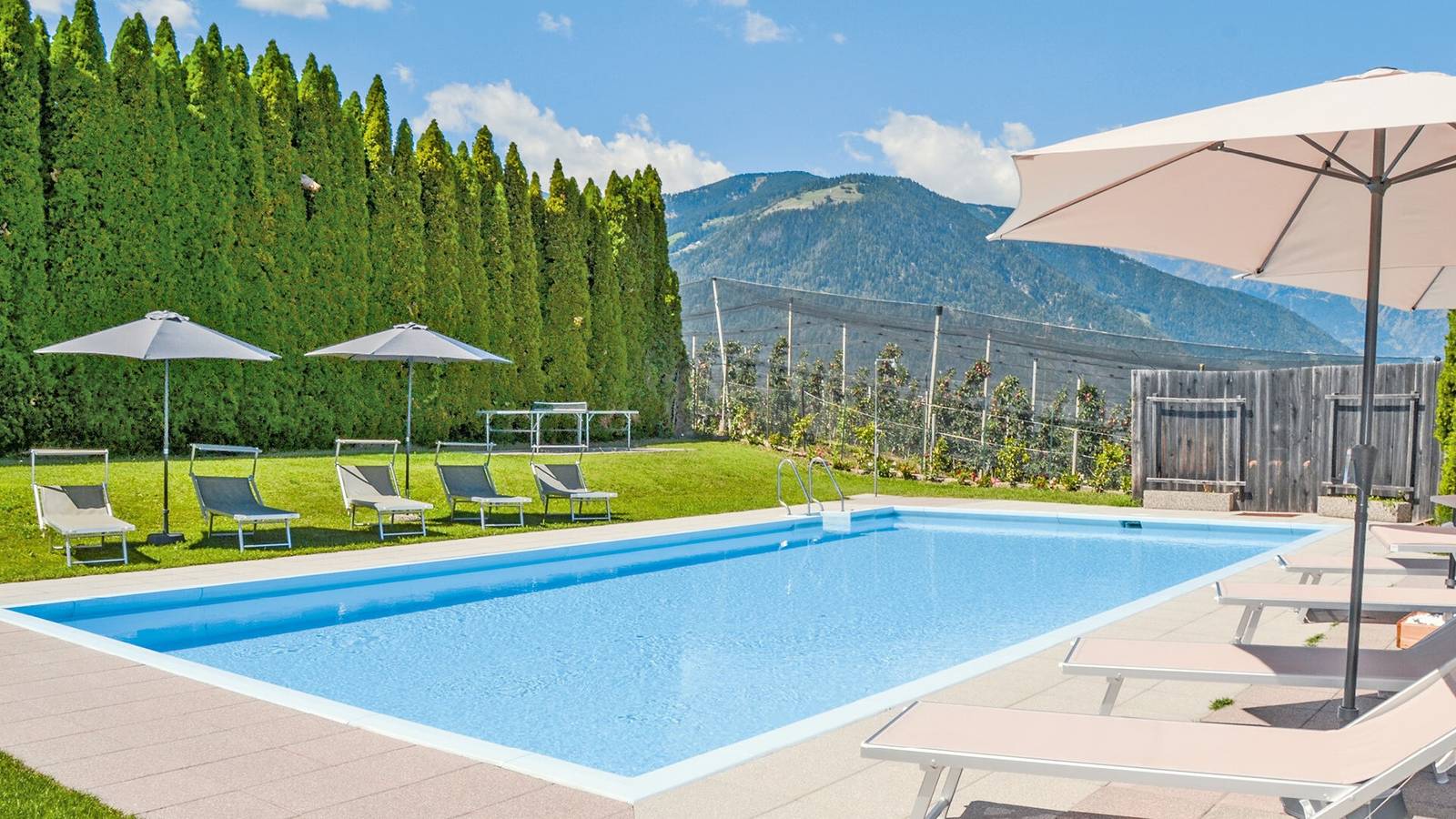 Ganze Wohnung, Ferienwohnung 'Residenz Sonnegg 3' mit Bergblick, Gemeinschaftspool und Wlan in Völlan, Lana