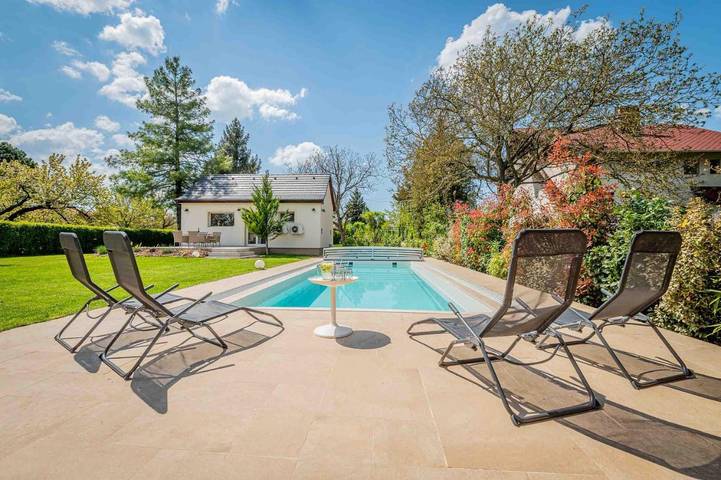 Ferienhaus für 12 Personen, mit Whirlpool und Garten sowie Sauna und Pool
