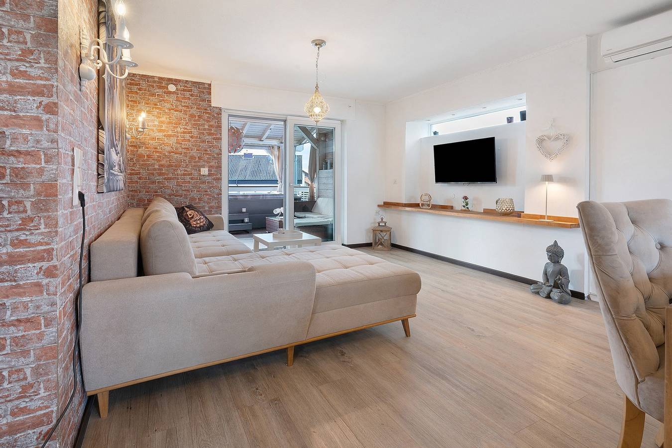 Apartamento entero, Apartamento "Evas Whirlpool Apartment en la Selva Negra" con terraza privada, wifi y aire acondicionado in Hügelsheim, Northern Black Forest