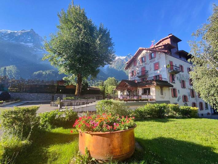 Hôtel pour 2 personnes, avec jacuzzi et sauna ainsi que piscine et jardin, adapté aux familles