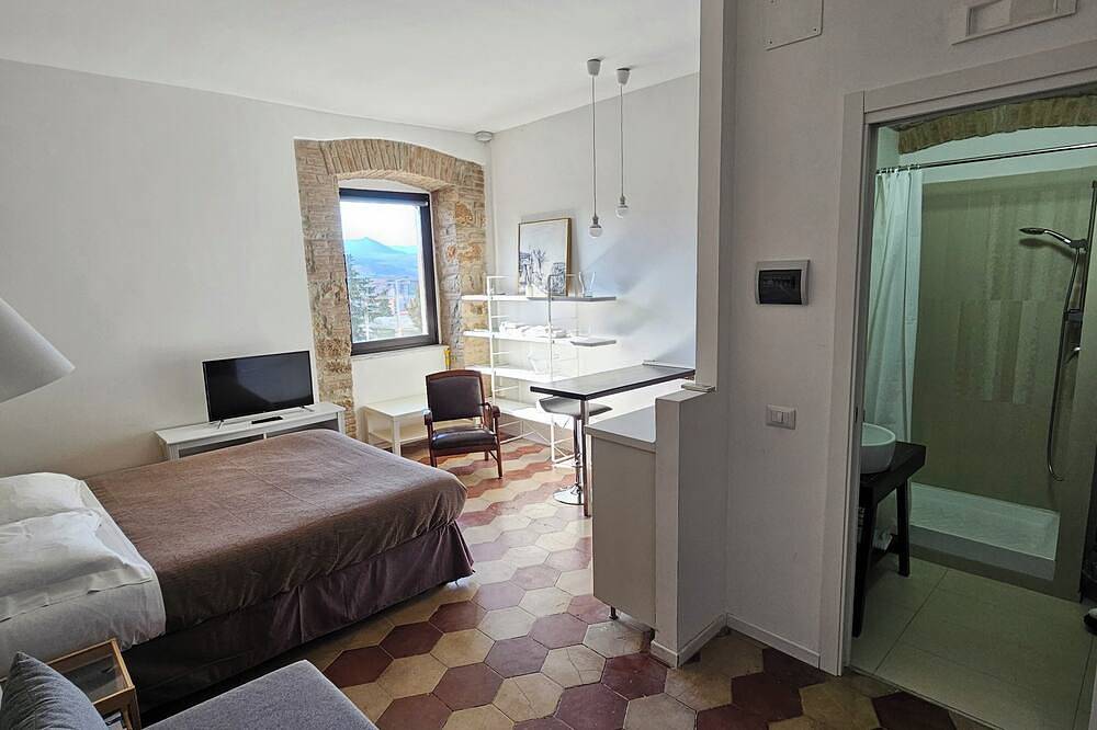 Quadruple Double Studio and Sofa Bed and Private Parking in Loco in Potenza, Potenza Provinz