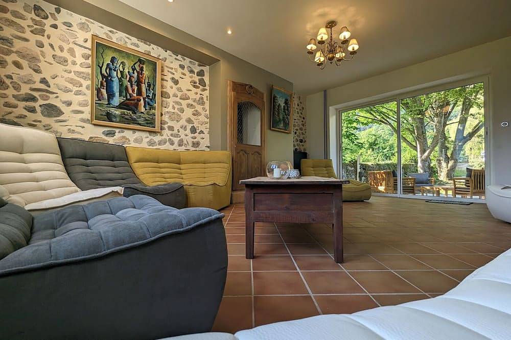 Luxuriöses Ferienhaus mit Pool, schattigen Ruhebereichen und modernem Interieur, nahe der Loire in Chamalières-sur-Loire, Zentralmassiv