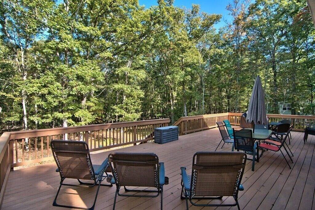 Family-friendly Modern Mountain Getaway with open floor plan and large deck in Masthope, Pike County