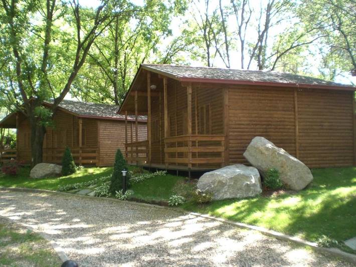 Resort per 4 persone, con Idromassaggio e Giardino nonché Piscina in Piemonte