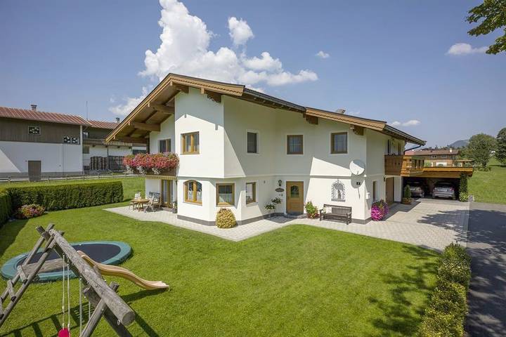 Ferienwohnung für 4 Personen, mit Garten und Ausblick sowie Balkon, mit Haustier