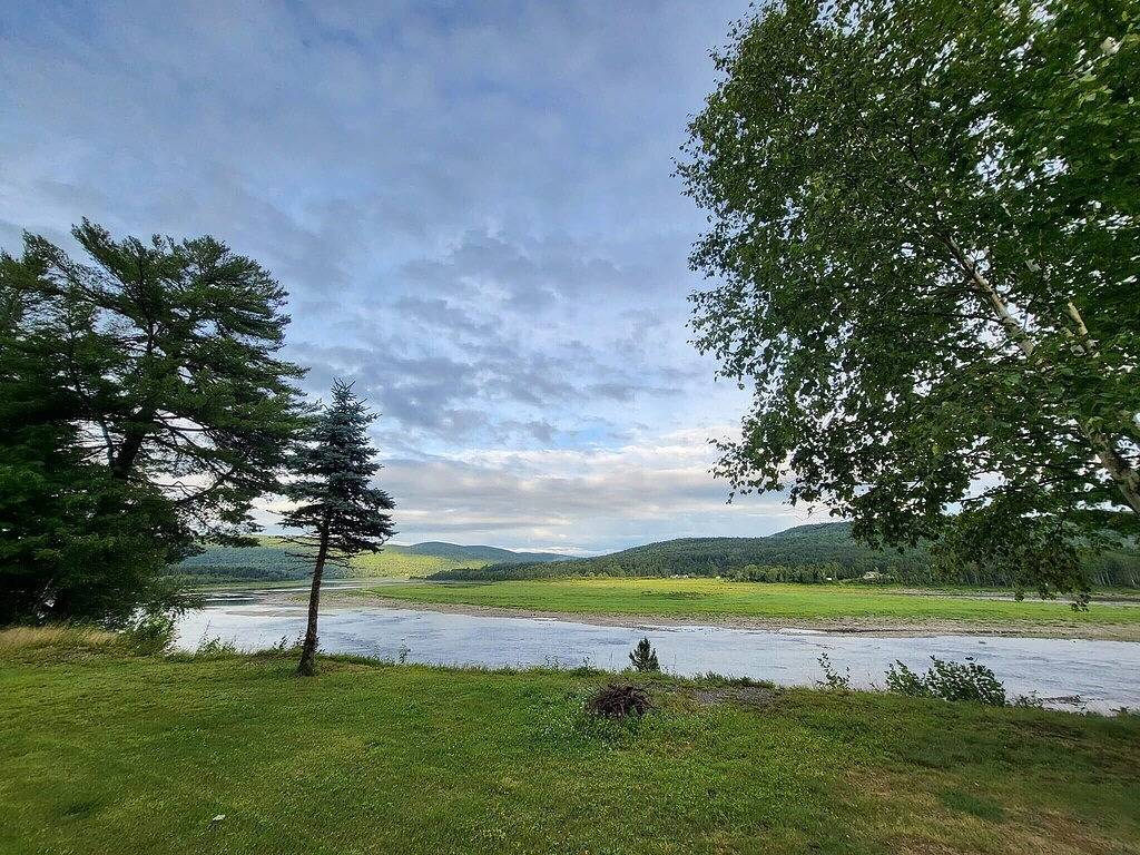 Allagash Elevated Escape • Cedar Hot Tub • Outdoor Entertaining • Riverfront in Aroostook County