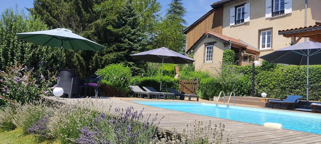 Gîte pour 5 personnes, avec Terrasse ainsi que Jardin et Piscine