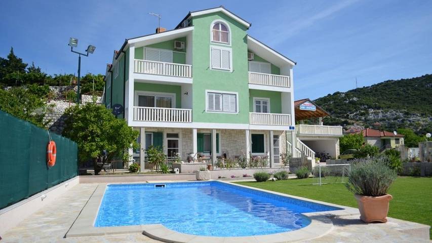 Casa de férias para 22 pessoas, com varanda e piscina e ainda jardim na Croácia