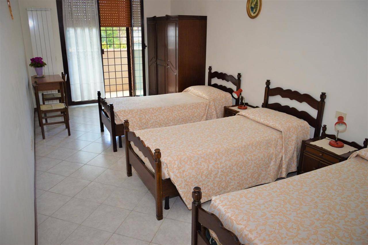 Triple Room with Private Bathroom in Casal Morena, Roma