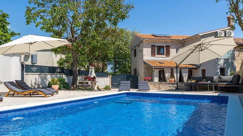Ferienhaus für 8 Personen, mit Balkon und Garten sowie Pool