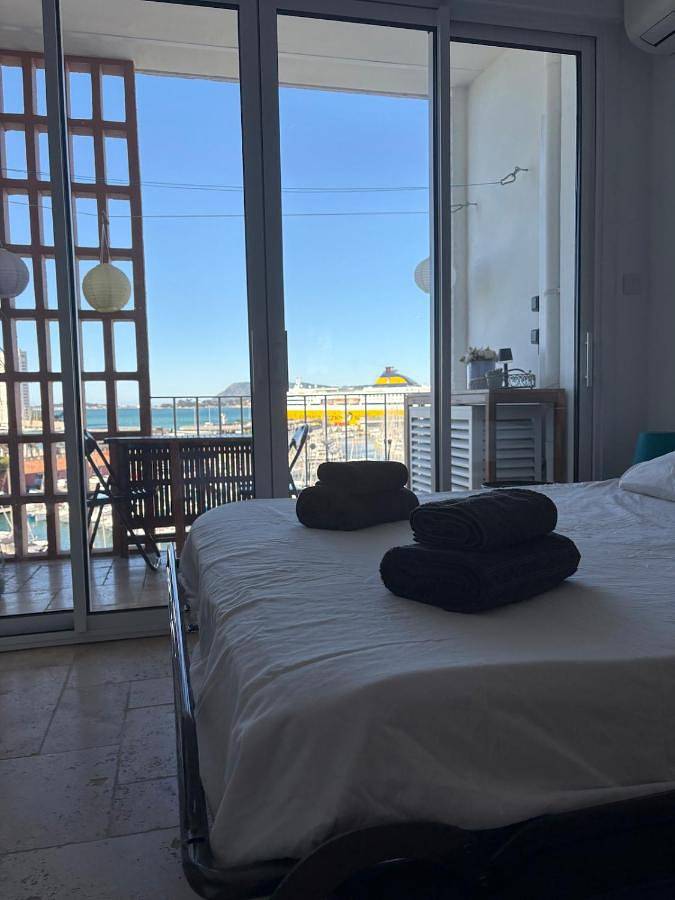 Gîte pour 2 personnes, avec terrasse et vue dans Office De Tourisme De Toulon - 4