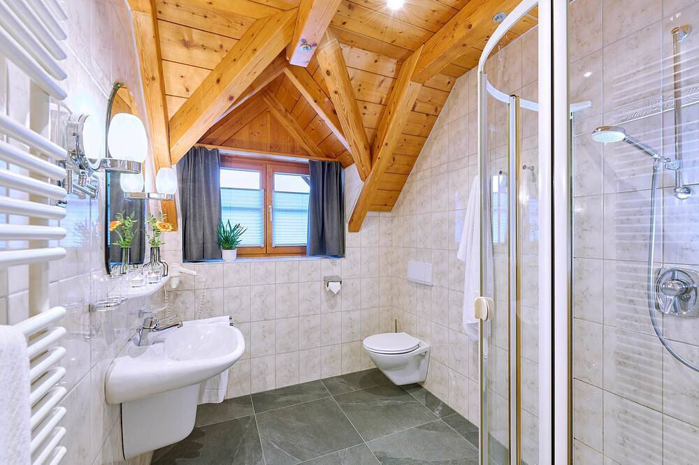 Ganze Wohnung, Ferienwohnung Sonnenblume, bis 2 Personen, Dachgeschoss, 50 qm in Waging am See, Rupertiwinkel
