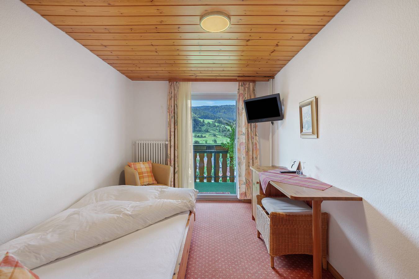 Zimmer '10' mit Bergblick, Gemeinschaftsterrasse und Wi-Fi in Glottertal, Südschwarzwald