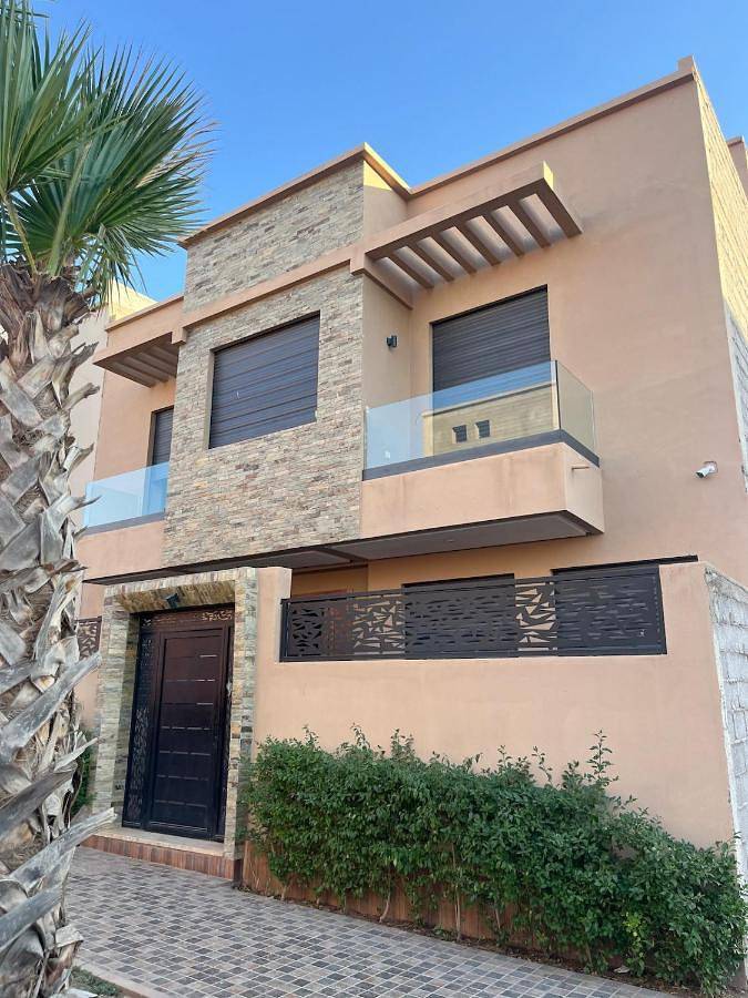 Villa pour 15 personnes, avec terrasse ainsi que piscine et vue