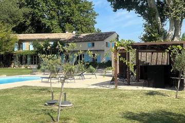 Location de vacances pour 14 personnes, avec terrasse et jardin à Courthézon