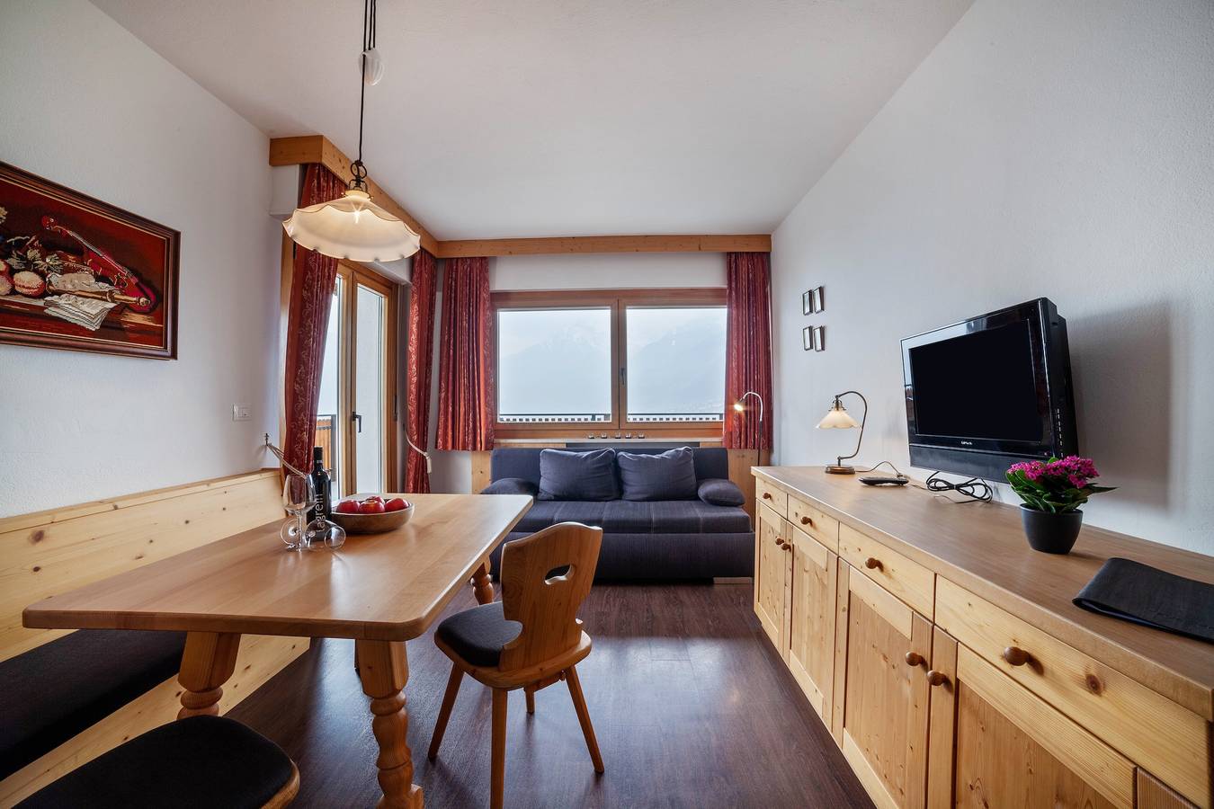 Appartement entier, Appartement "Haus Hohenrain 4" avec vue sur les montagnes, piscine, Wi-Fi, balcon et jardin in San Giorgio (Scena), Scena