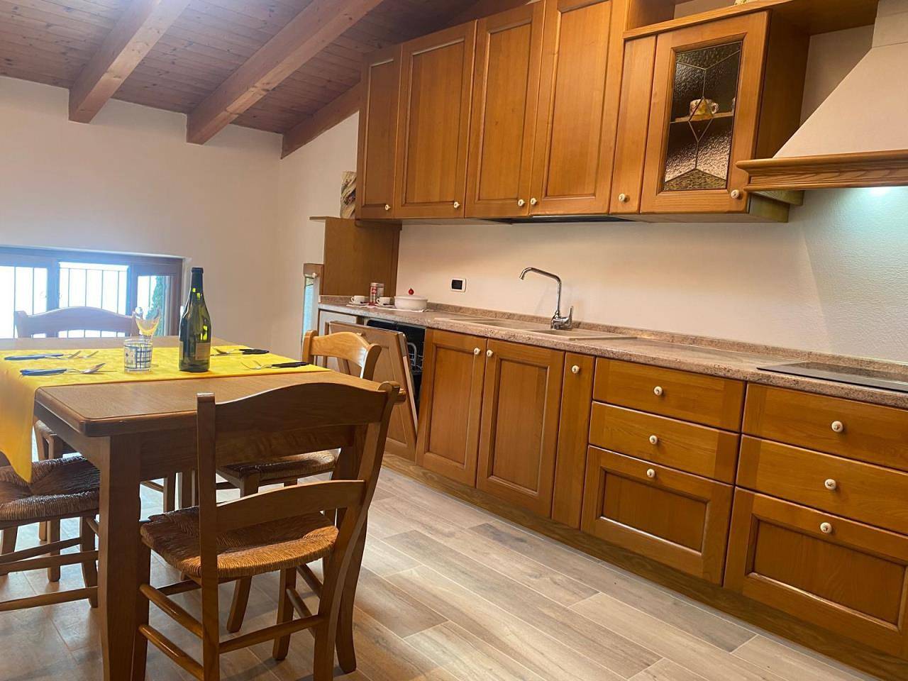 Ganze Wohnung, Residenz Villa Gianna Dreizimmer-Dachwohnung mit Seeblick für 4 Personen in Limone sul Garda, Gardasee-Berge