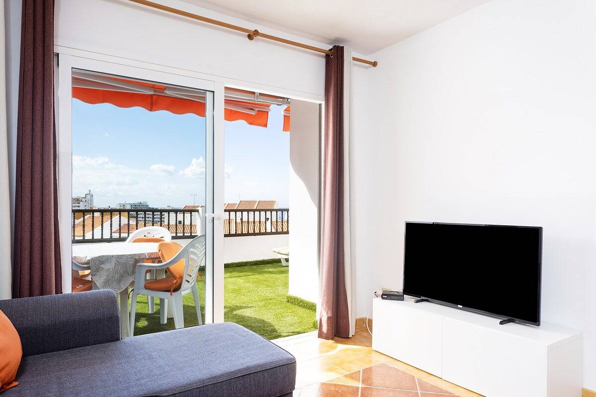 Geheel appartement, Vakantieappartement voor 4 personen met zwembad in Playa Puerto Colón, Adeje
