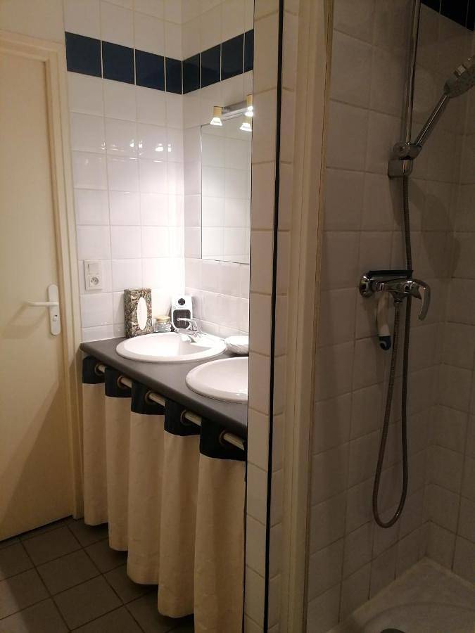 Double Room with Private Bathroom in Bourges, Région de Bourges