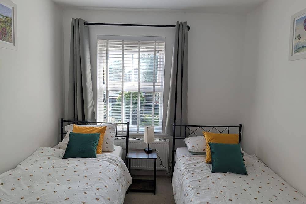 6 minutes from Gatwick Airport.  33 minutes from Central London by train. in Crawley, West Sussex