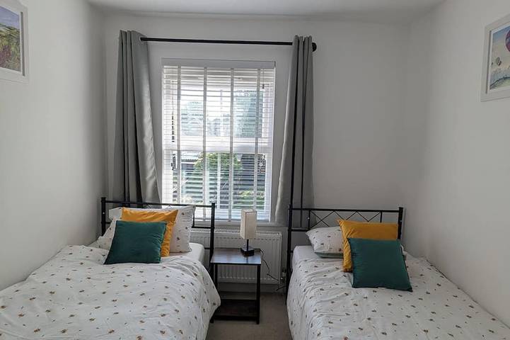 Fantastic 3 bedroom house. 2 mins walk from train station. 10 mins from Gatwick in Crawley, Sussex de l'Ouest