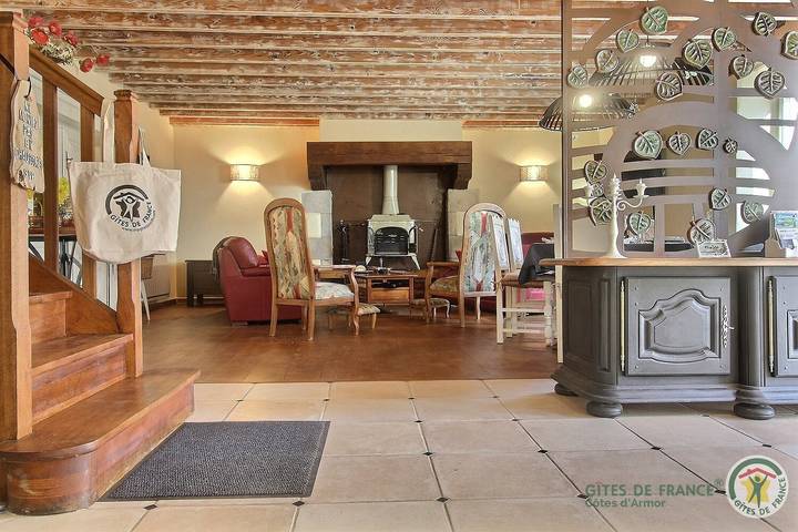 Gîte pour 8 personnes, avec jardin ainsi que terrasse et sauna