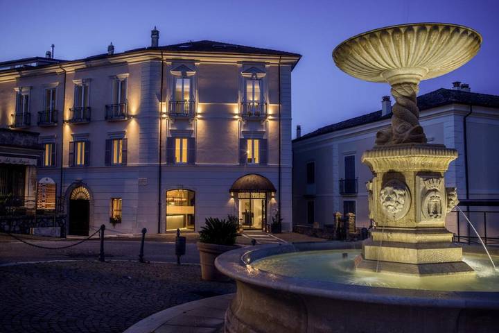 Station pour 3 personnes, avec Balcon et Terrasse ainsi que Jacuzzi et Jardin à Atina