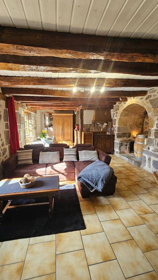 Gîte pour 6 personnes, avec terrasse, animaux acceptés à Mandailles-Saint-Julien - 4