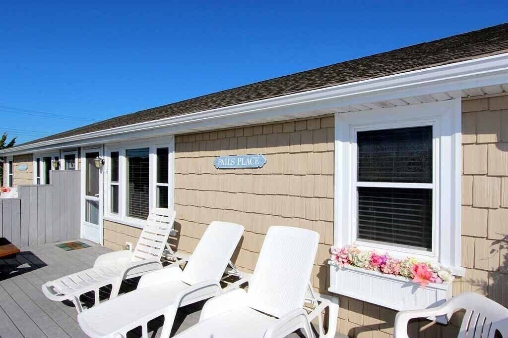 Schöne 3-Zimmer-Ferienhaus mit riesigen Deck und zu Fuß zum Privatstrand! in West Dennis, Dennis