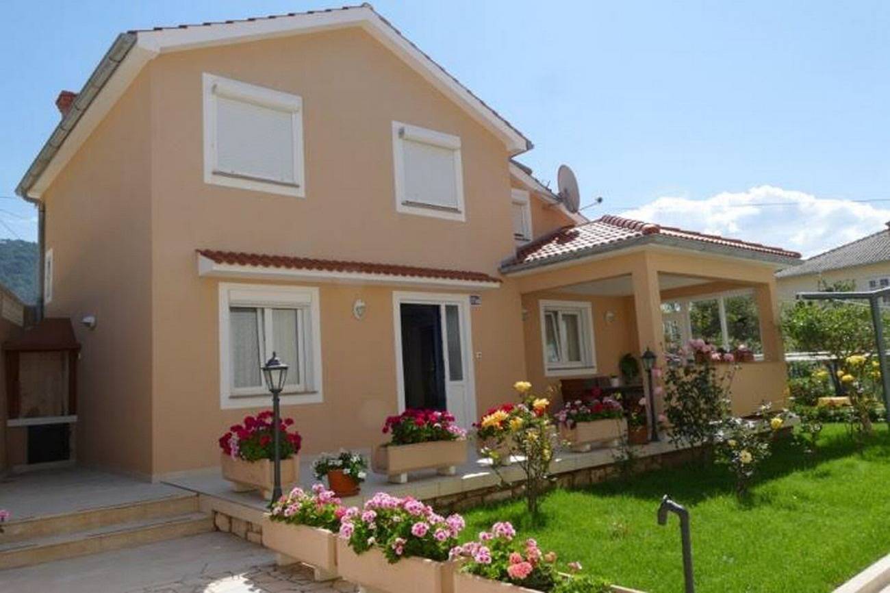Ganze Wohnung, 2-Zimmer-Ferienwohnung am Strand Barbat, Rab A-18462-a in Barbat na Rabu, Rab