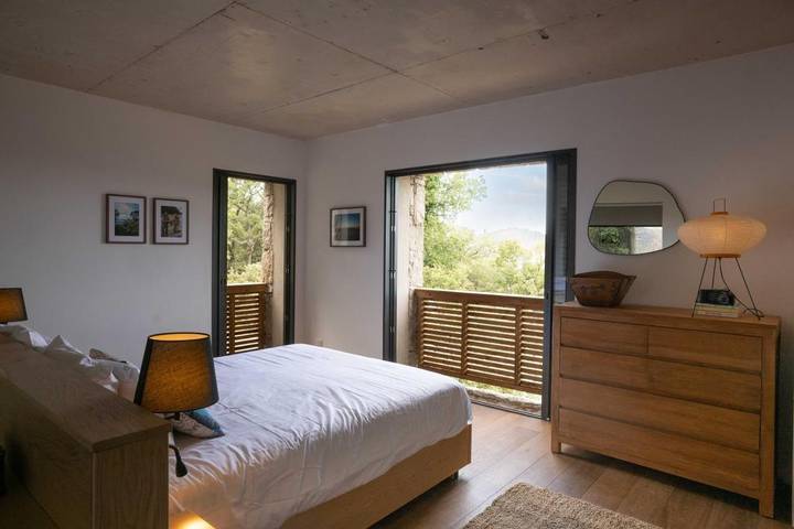 Chambre d’hôte pour 2 personnes, avec vue sur le lac et terrasse ainsi que vue et piscine en Corse