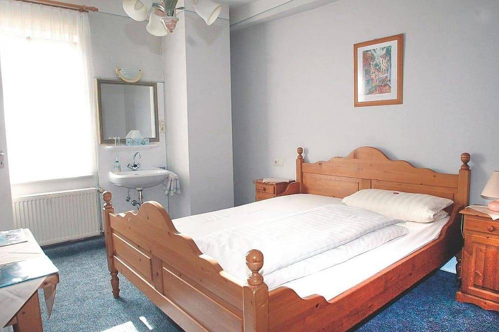 Ganze Wohnung, Gemütliche Doppelzimmer, 15qm mit eigenem Bad in Habichtswald, Hessisches Bergland