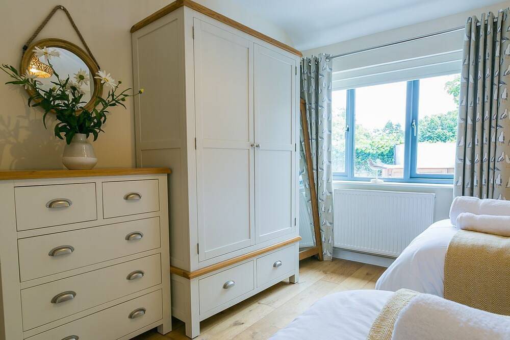 Olinda Cottage -  a ground floor bedroom that sleeps 6 guests  in 3 bedrooms in Beaumaris, Insel Anglesey