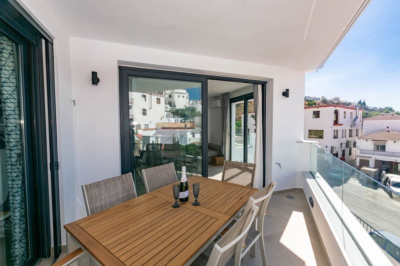 Ganze Wohnung, Geräumige Ferienwohnung in Cómpeta mit Bergblick, Terrasse & Wlan in Cómpeta, Málaga Provinz