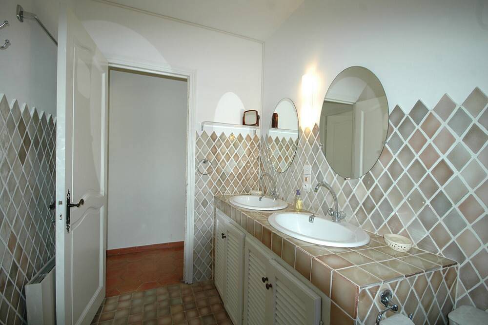 Mas des Corneilles, grande maison dans jardin privé et clos avec piscine et nombreux oliviers in Châteauneuf-Grasse, Côte méditerranéenne (France)