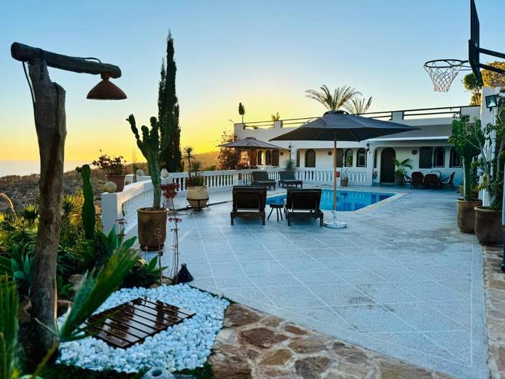 Villa pour 10 personnes, avec jardin et bassin pour enfant ainsi que vue et piscine, animaux acceptés