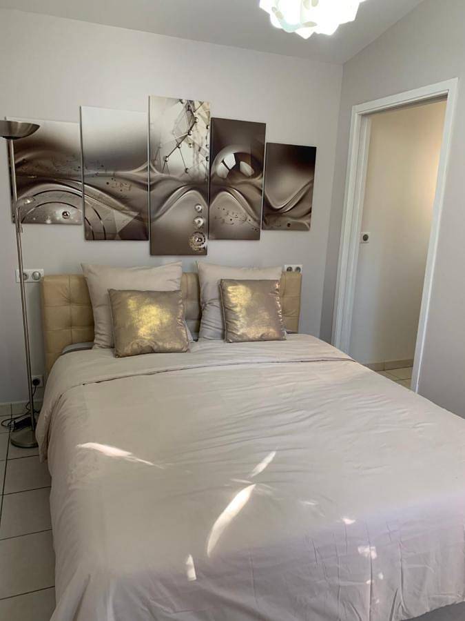 Location de vacances pour 2 personnes, avec terrasse ainsi que jardin et vue à Régusse - 3