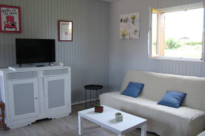 Gîte pour 6 personnes, avec terrasse ainsi que jardin et piscine dans Allier - 4