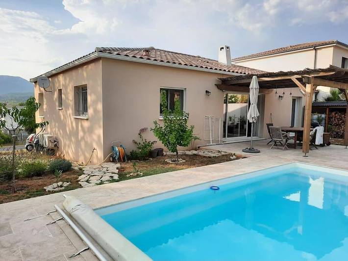 Location de vacances pour 4 personnes, avec jardin ainsi que piscine et vue, animaux acceptés dans Le Triadou